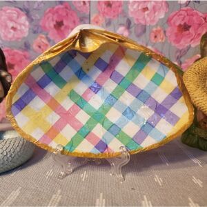 DECOUPAGE EASTER PLAIDS ON A CLAM SHELL
